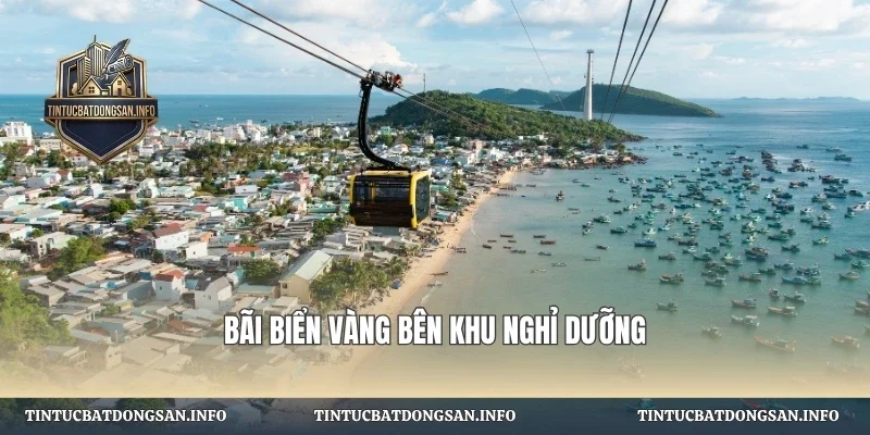 Bãi biển vàng bên khu nghỉ dưỡng